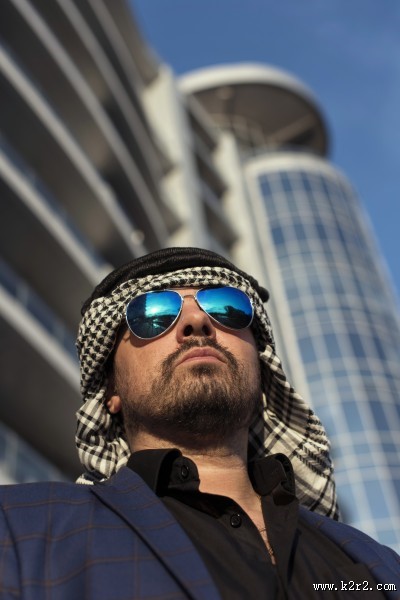 阿拉伯男人和骆驼与城市景观图片