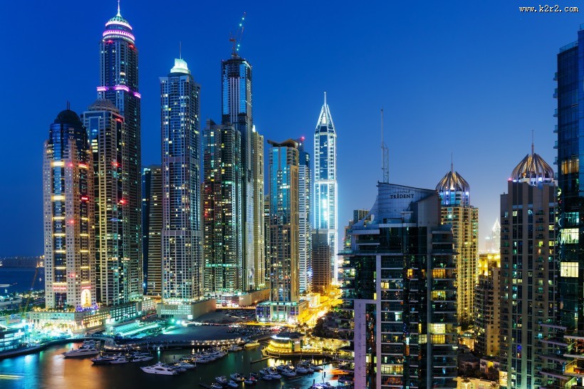 阿拉伯男人和骆驼与城市景观图片