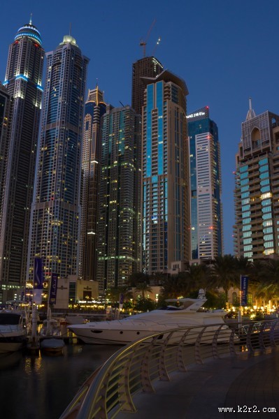 阿拉伯男人和骆驼与城市景观图片