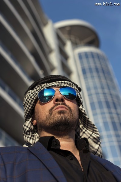 阿拉伯男人和骆驼与城市景观图片