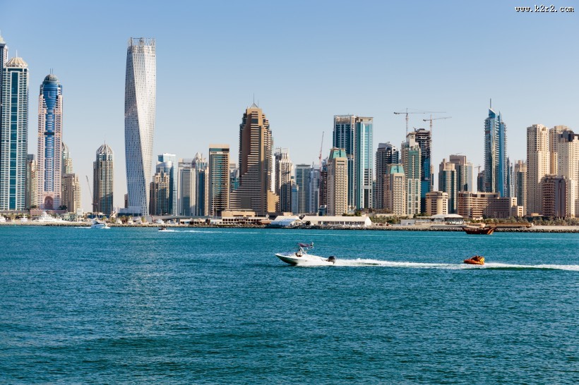 阿拉伯男人和骆驼与城市景观图片