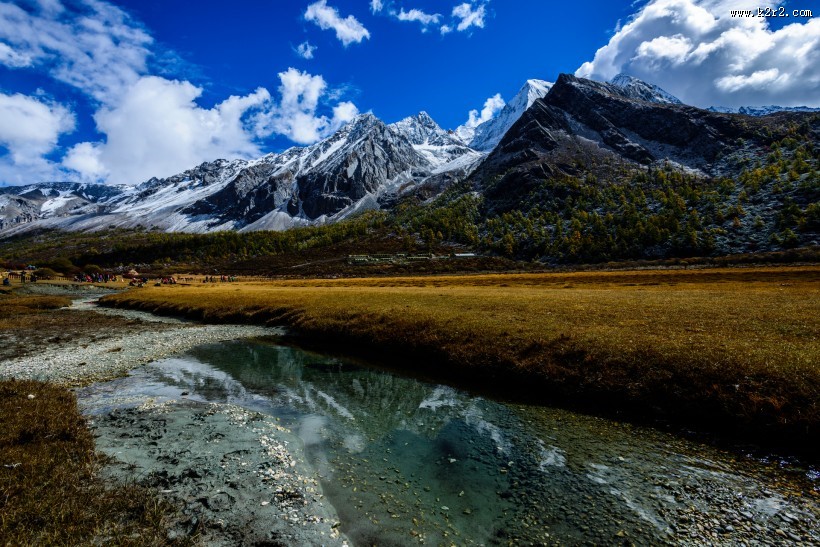 四川夏诺多吉神山图片