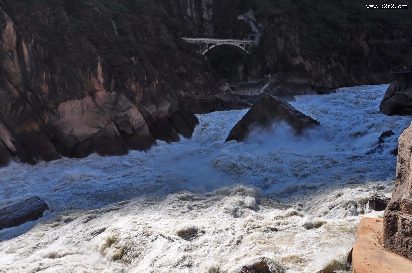 云南虎跳峡风景图片