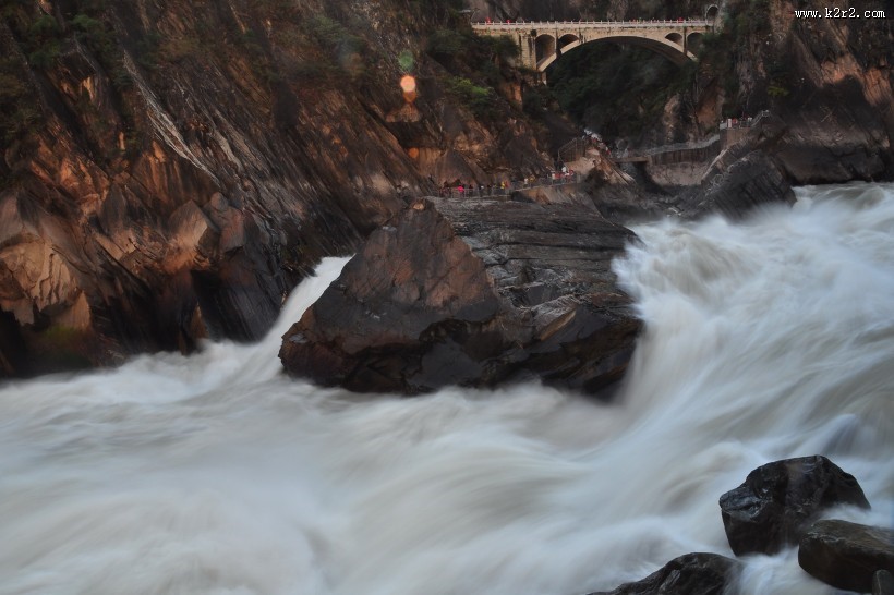 云南虎跳峡风景图片