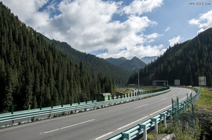 新疆伊犁果子沟大桥风景图片