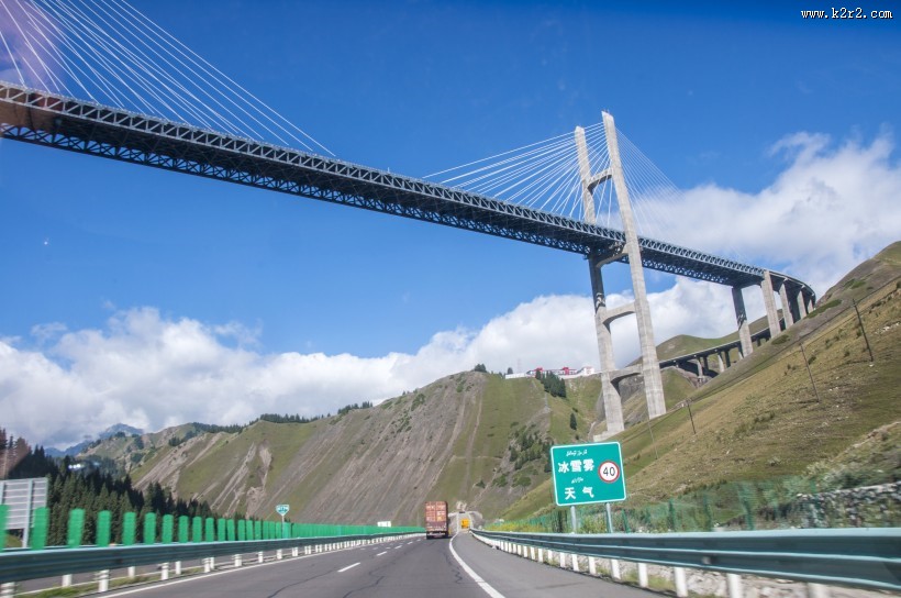 新疆伊犁果子沟大桥风景图片