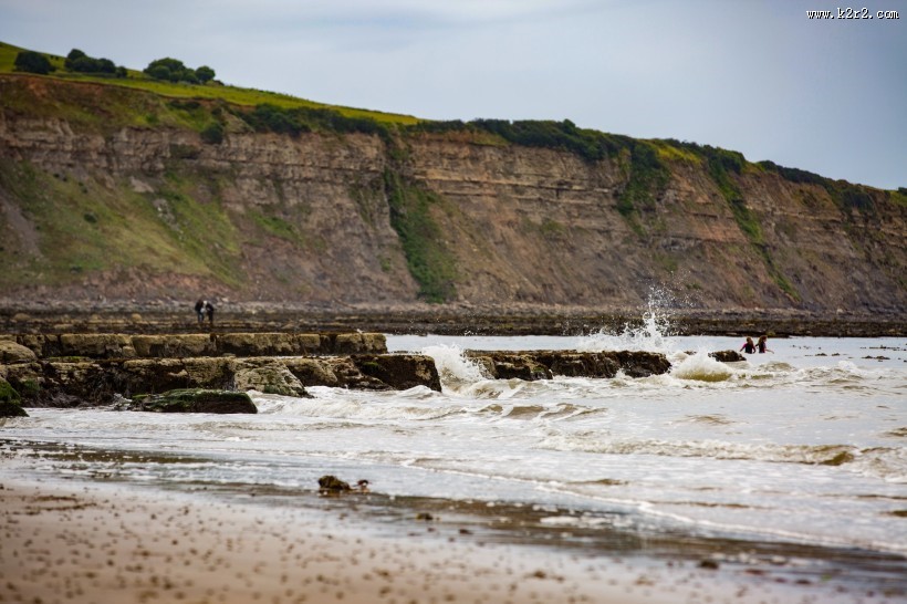 英国惠特比罗宾汉湾海滩风景图片大全