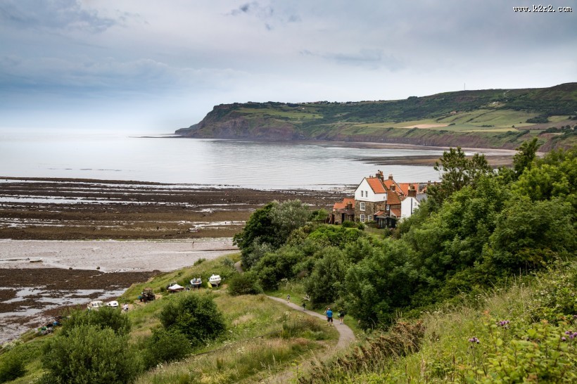 英国惠特比罗宾汉湾海滩风景图片