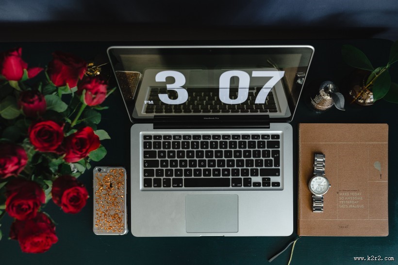 桌上的红玫瑰图片大全