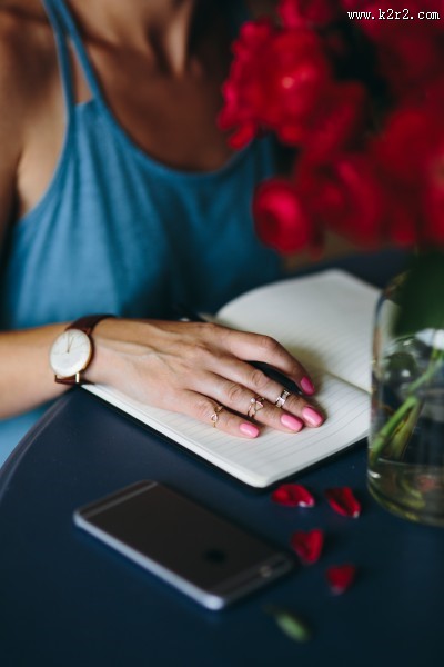 办公桌上的红玫瑰图片