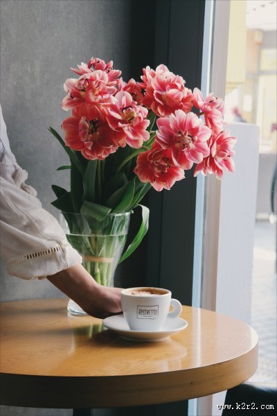 花瓶里的花束图片