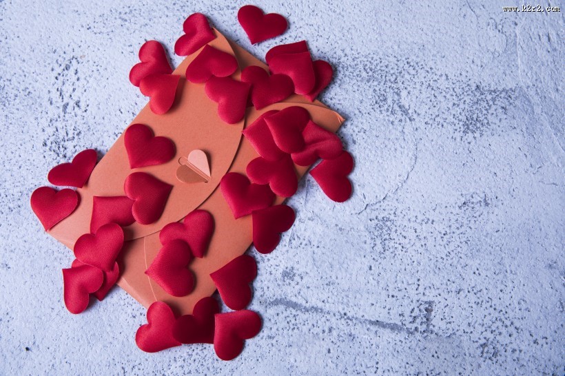 红色的玫瑰花瓣图片