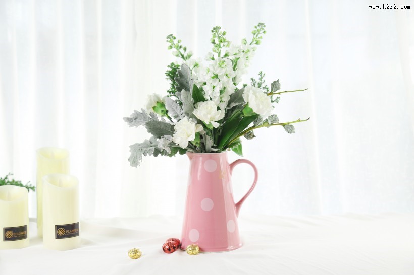桌子上摆放的鲜花图片