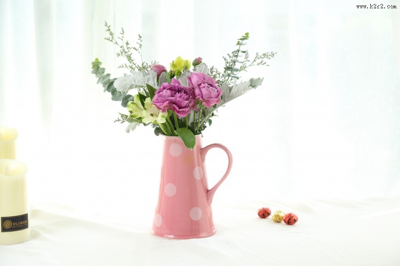 桌子上摆放的鲜花图片