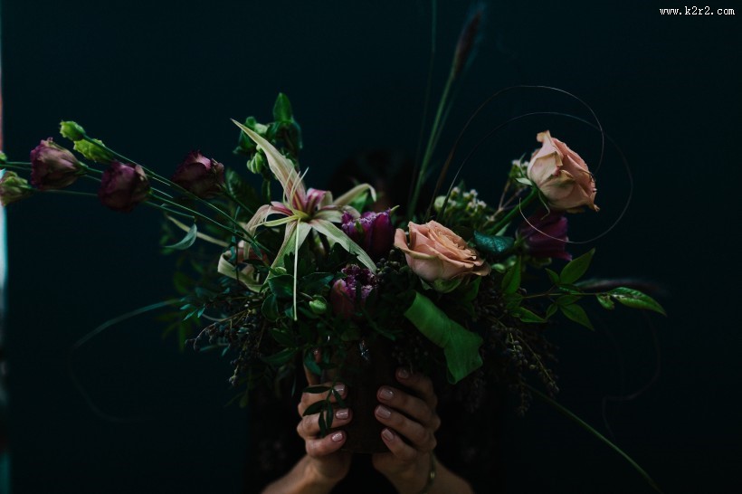 女孩手里的手捧花图片