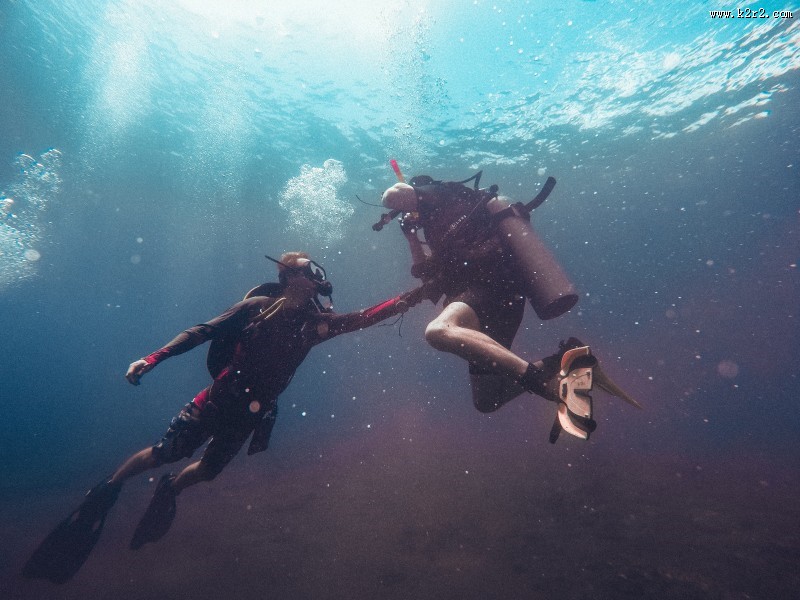 海底潜水人物图片