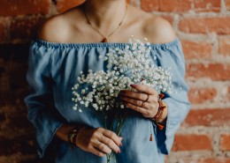 手拿鲜花和马克杯的中年妇女图片