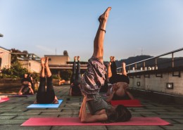 做瑜伽动作的人图片