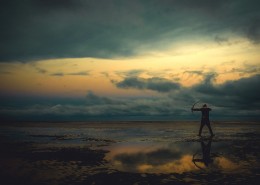 正在射箭的人图片