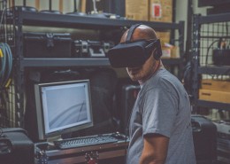 使用VR眼镜的人图片