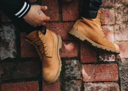 穿着马丁靴的时尚青年图片