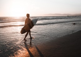 手抱冲浪板的人图片