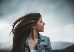 穿牛仔外套的美女图片