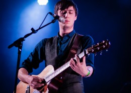 弹吉他的人物图片