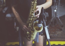 吹萨克斯的人图片