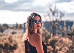 戴墨镜的长发美女图片