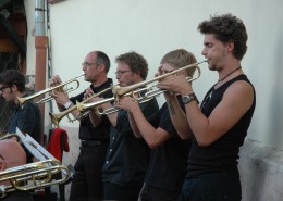 人们在吹奏长号的图片