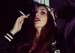 抽烟的女人图片