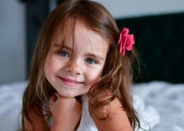 大眼睛小女孩图片