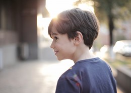 活泼的小男孩图片