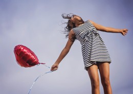 拿着气球的女孩图片