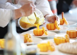 正在摆盘的厨师图片