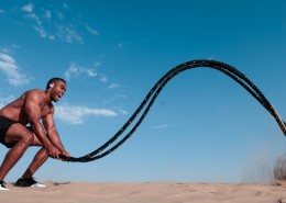 在户外锻炼身体的男士图片大全