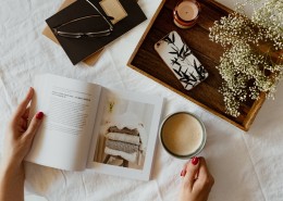 一边看书一边喝咖啡的女孩图片