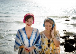 戴着耳机休闲的美女图片