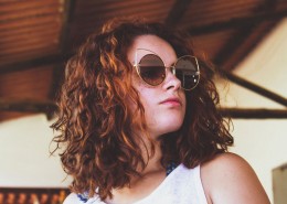 戴着墨镜的美女图片大全