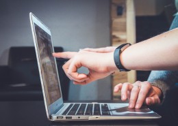 谈论工作的图片