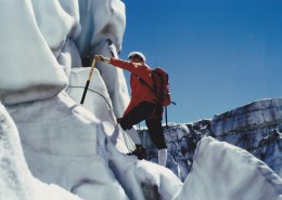 登雪山的人物图片