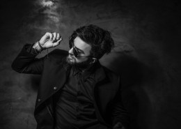 穿黑色衣服的时尚青年图片