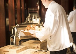 正在烹饪的厨师图片