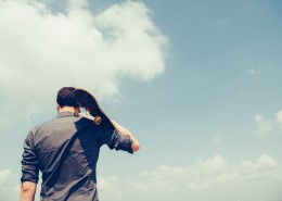 手拿滑板的青年图片