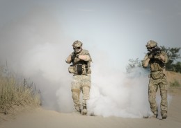 作战的士兵图片