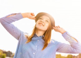 戴帽子的金发美女图片