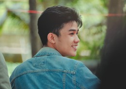 穿牛仔装的青年图片