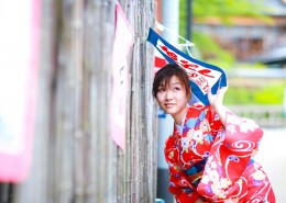 穿着和服的年轻日本女孩图片