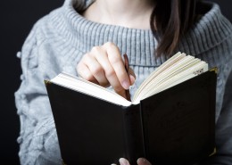 正在阅读的女孩图片